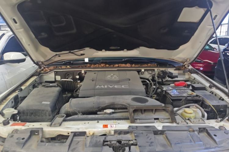 Used Mitsubishi Pajero 2018 V97 3.8L 5-Door GLS Sunroof – U.S. Specification Engine Bay
