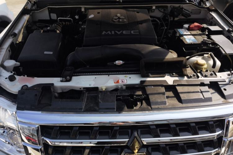 Used Mitsubishi Pajero  Engine Bay