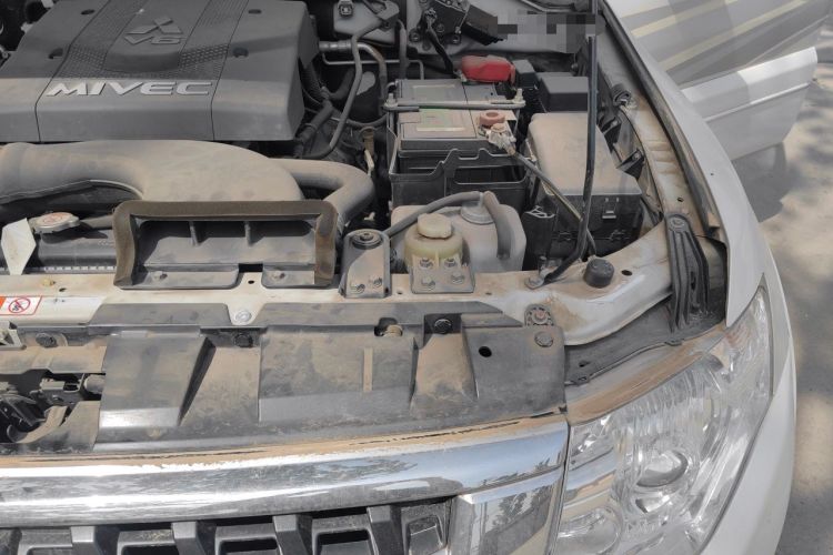 Used Mitsubishi Pajero  Engine Bay Left