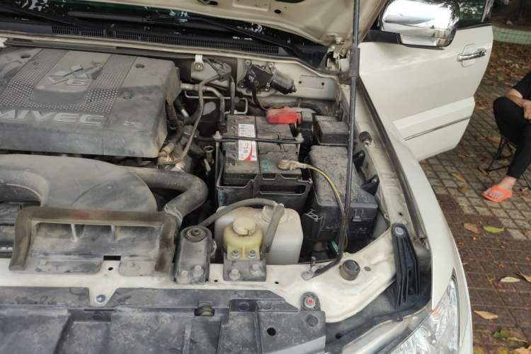 Used Mitsubishi Pajero 2018 V97 3.8L 5-Door GLS Sunroof – Middle East Engine Bay Left