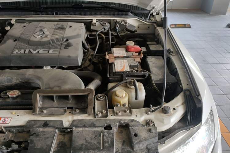 Used Mitsubishi Pajero 2018 V97 3.8L 5-Door GLS Sunroof Dual Differential – Middle East Engine Bay Left