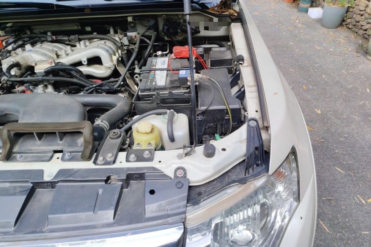 Used Mitsubishi Pajero  Engine Bay Left