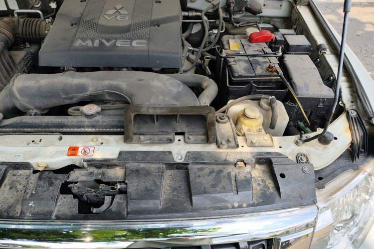 Used Mitsubishi Pajero  Engine Bay Left