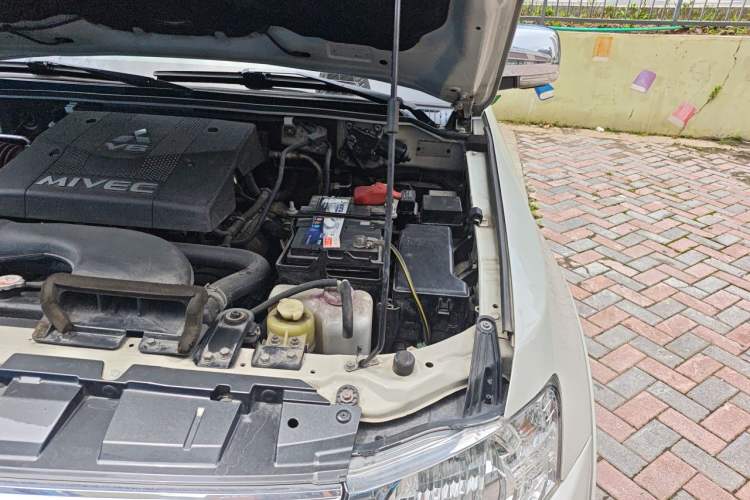 Used Mitsubishi Pajero  Engine Bay Left