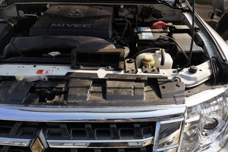 Used Mitsubishi Pajero  Engine Bay Left