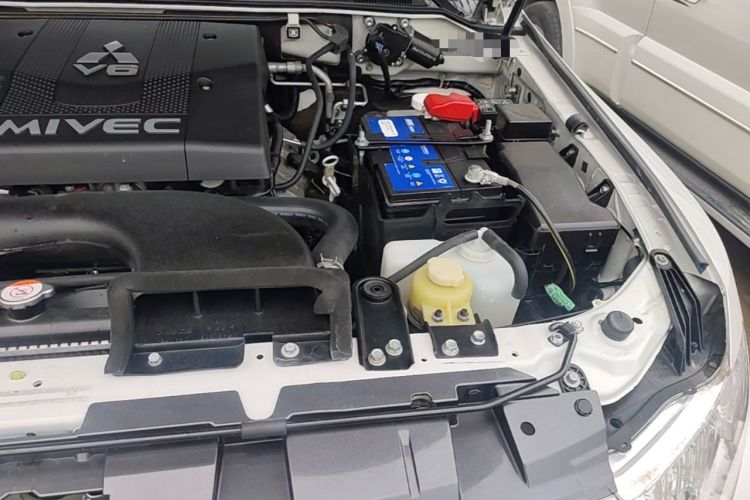 Used Mitsubishi Pajero  Engine Bay Left