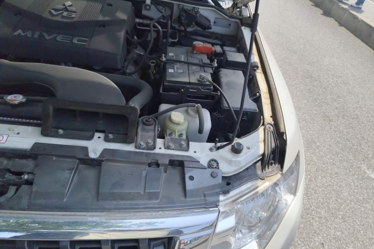 Used Mitsubishi Pajero  Engine Bay Left