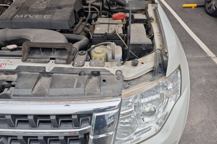 Used Mitsubishi Pajero  Engine Bay Left