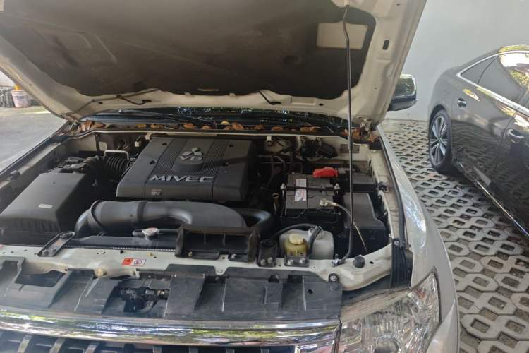Used Mitsubishi Pajero  Engine Bay Left