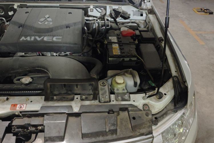 Used Mitsubishi Pajero  Engine Bay Left
