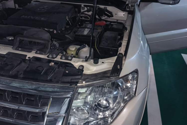 Used Mitsubishi Pajero  Engine Bay Left
