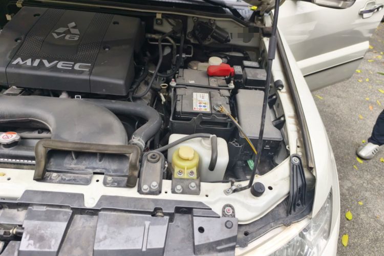 Used Mitsubishi Pajero  Engine Bay Left