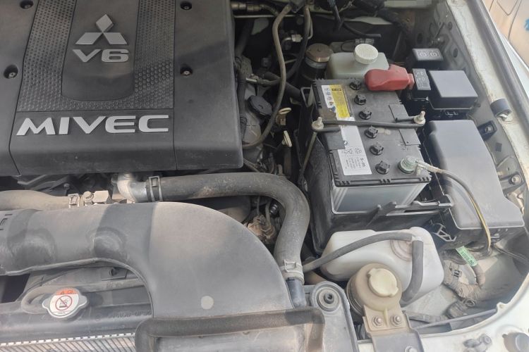 Used Mitsubishi Pajero 2018 V97 3.8L 5-Door GLS Sunroof – Middle East Engine Bay Left