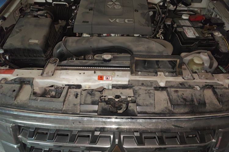 Used Mitsubishi Pajero 2018 V97 3.8L 5-Door GLS Sunroof Dual Differential – Middle East Engine Bay