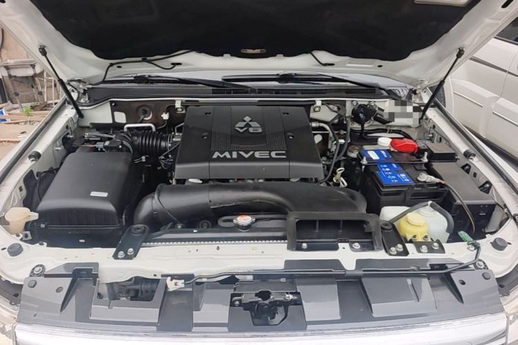 Used Mitsubishi Pajero  Engine Bay