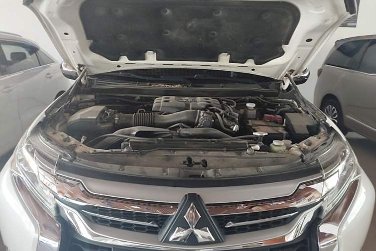 Used Mitsubishi Pajero 2018 3.0L Automatic Standard Edition Engine Bay