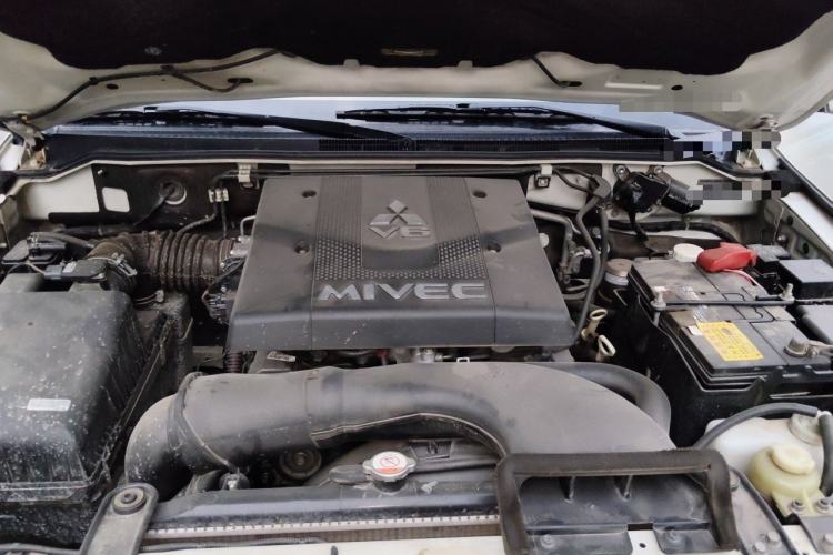 Used Mitsubishi Pajero  Engine Bay