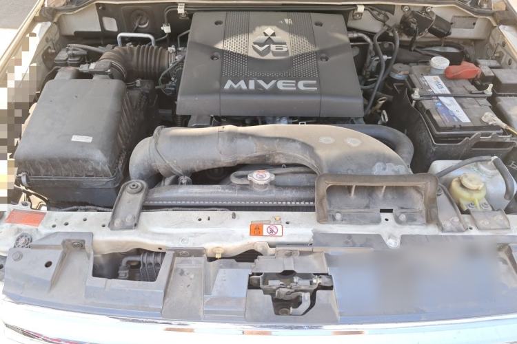 Used Mitsubishi Pajero  Engine Bay