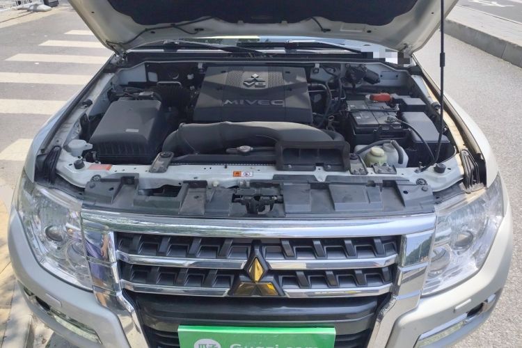 Used Mitsubishi Pajero  Engine Bay