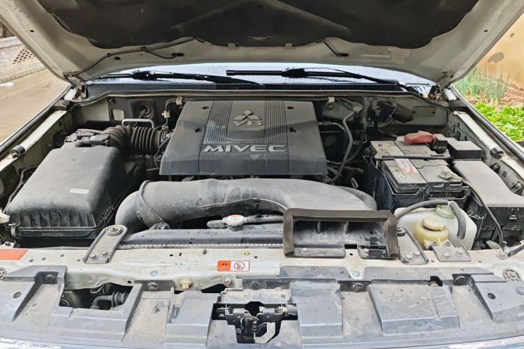 Used Mitsubishi Pajero  Engine Bay