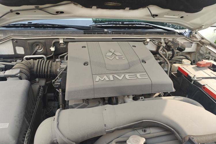 Used Mitsubishi Pajero  Engine Bay