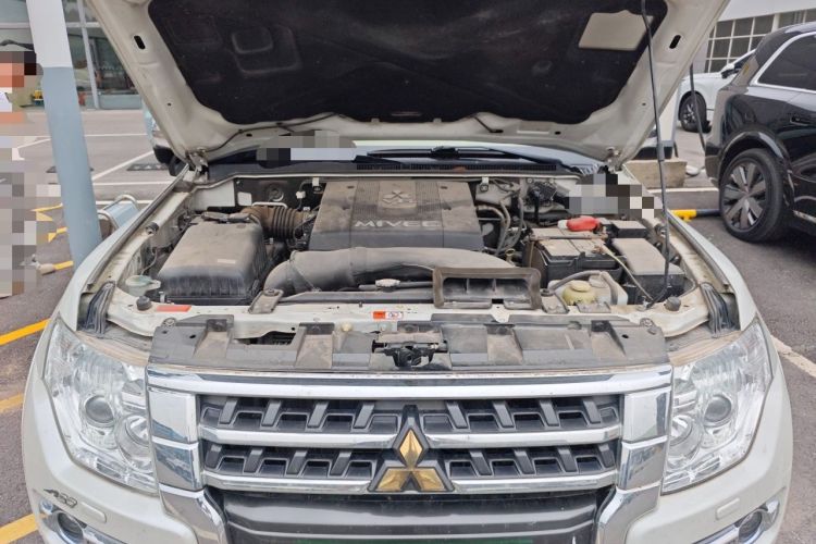 Used Mitsubishi Pajero  Engine Bay