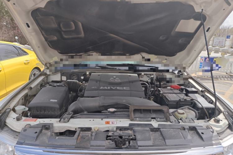 Used Mitsubishi Pajero  Engine Bay