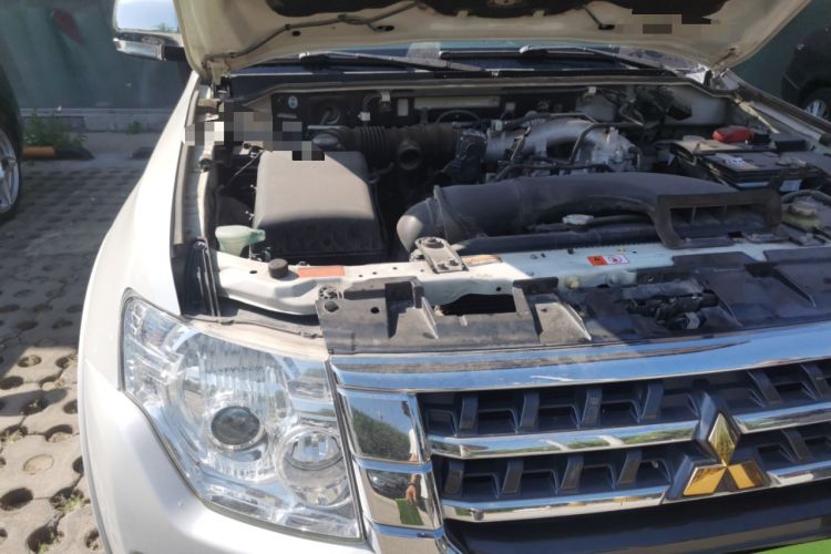 Used Mitsubishi Pajero 2018 3.0L Automatic Prestige Edition Engine Bay Right