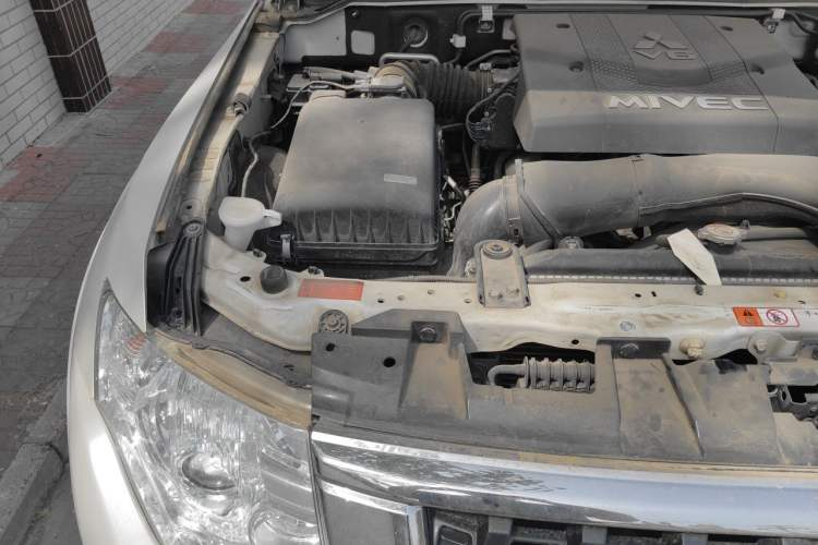 Used Mitsubishi Pajero  Engine Bay Right