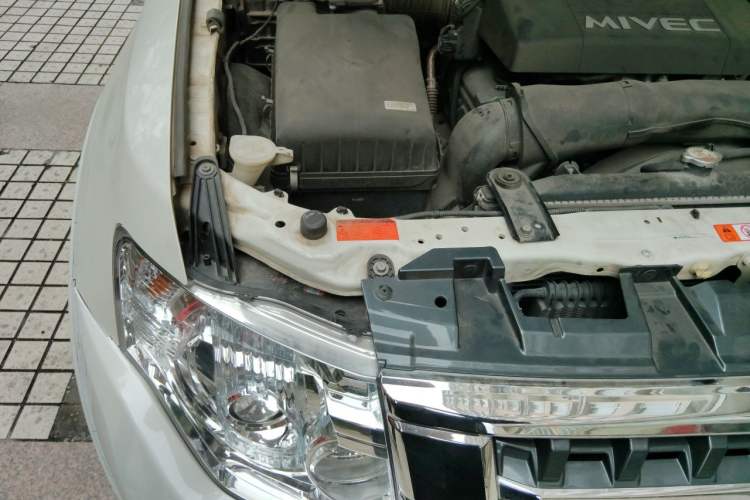 Used Mitsubishi Pajero  Engine Bay Right