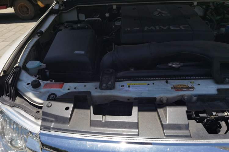 Used Mitsubishi Pajero  Engine Bay Right