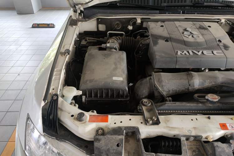Used Mitsubishi Pajero 2018 V97 3.8L 5-Door GLS Sunroof Dual Differential – Middle East Engine Bay Right