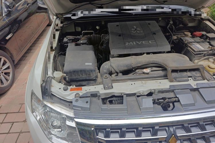 Used Mitsubishi Pajero 2018 V97 3.8L 5-Door GLS Sunroof Dual Differential – Middle East Engine Bay Right