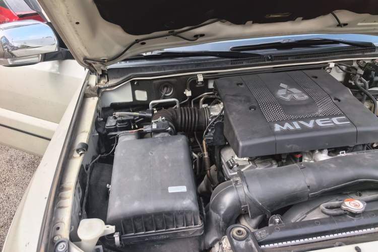 Used Mitsubishi Pajero  Engine Bay Right