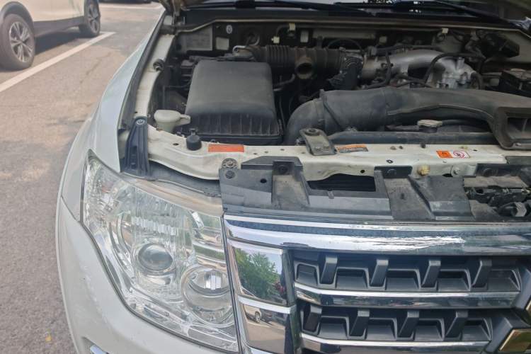 Used Mitsubishi Pajero 2018 3.0L Automatic Prestige Edition Engine Bay Right