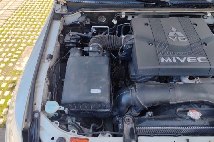 Used Mitsubishi Pajero  Engine Bay Right