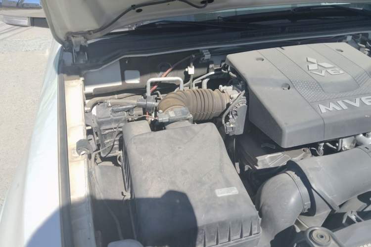 Used Mitsubishi Pajero  Engine Bay Right