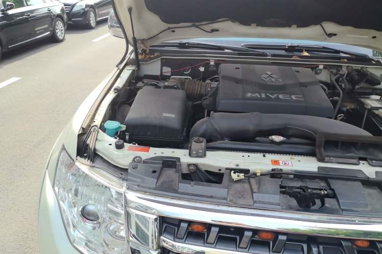 Used Mitsubishi Pajero 2018 V97 3.8L 5-Door GLS Sunroof – U.S. Specification Engine Bay Right