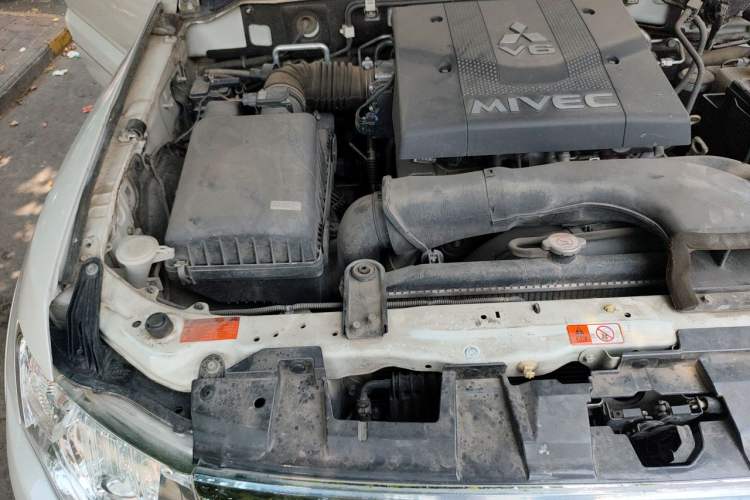 Used Mitsubishi Pajero  Engine Bay Right