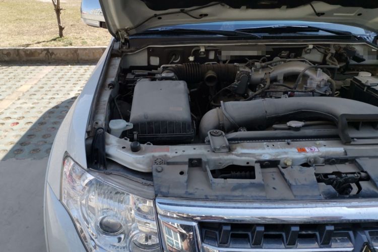 Used Mitsubishi Pajero 2018 V93 3.0L 5-Door GLS Genuine Leather Version – Middle East Engine Bay Right