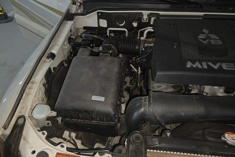 Used Mitsubishi Pajero  Engine Bay Right
