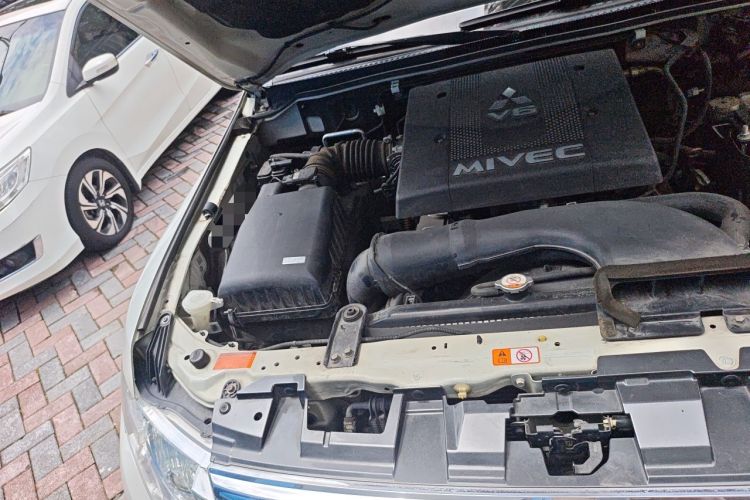 Used Mitsubishi Pajero  Engine Bay Right