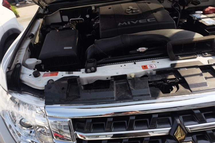 Used Mitsubishi Pajero  Engine Bay Right