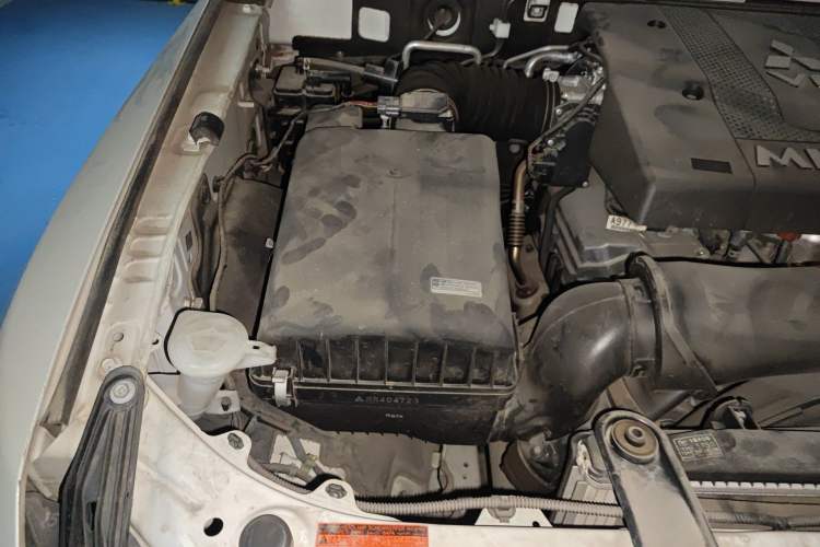 Used Mitsubishi Pajero 2018 V97 3.8L 5-Door GLS Sunroof Dual Differential – Middle East Engine Bay Right