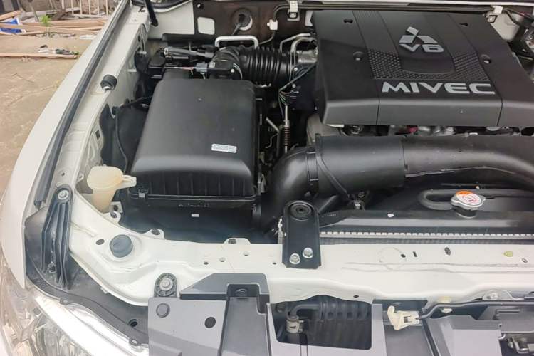 Used Mitsubishi Pajero  Engine Bay Right