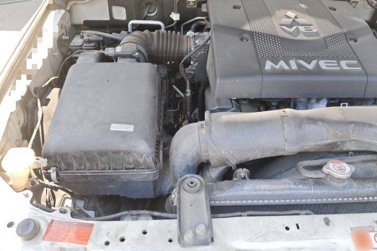 Used Mitsubishi Pajero  Engine Bay Right