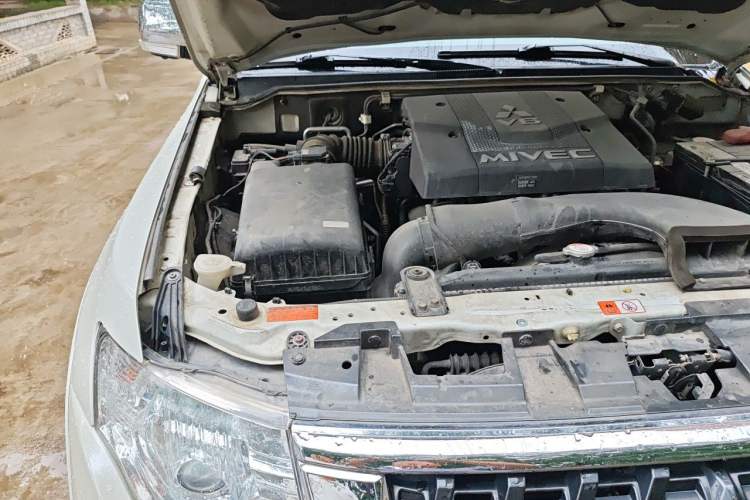 Used Mitsubishi Pajero  Engine Bay Right