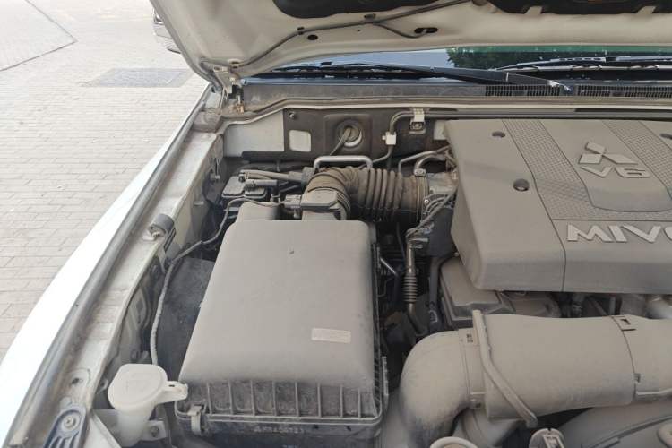 Used Mitsubishi Pajero  Engine Bay Right