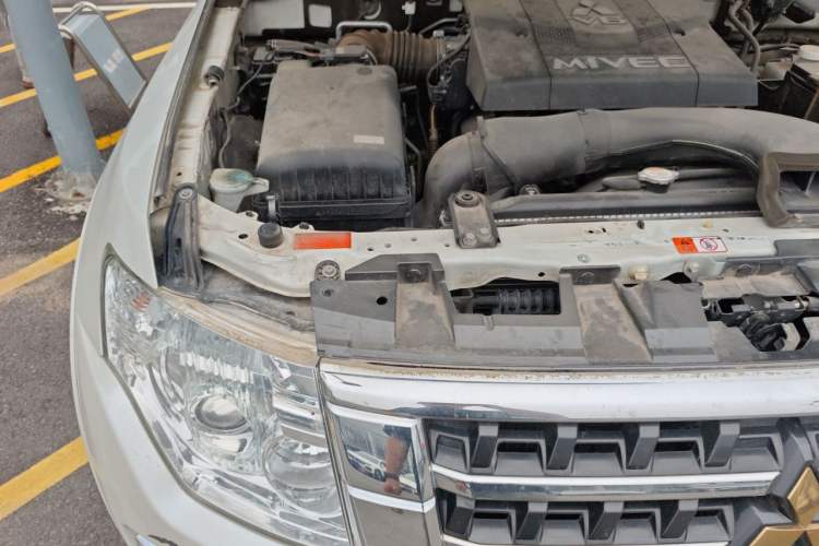 Used Mitsubishi Pajero  Engine Bay Right