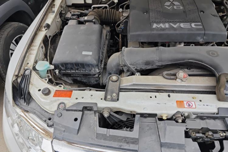 Used Mitsubishi Pajero 2018 V97 3.8L 5-Door GLS Sunroof – U.S. Specification Engine Bay Right